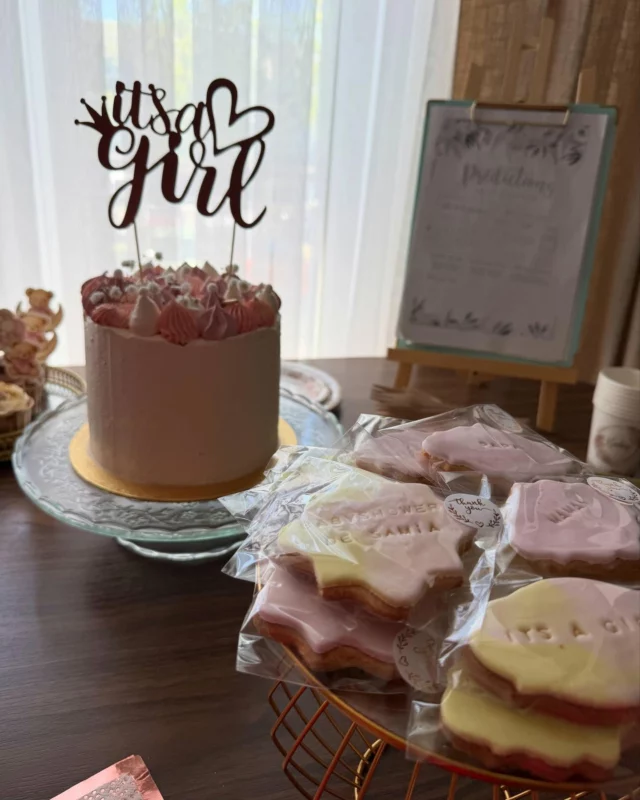 Aujourd’hui c’est une de ces journées qui restent gravées dans votre cœur. La baby shower d’un petit cœur qu’on attendait tous. J’ai donc réalisé la partie sucrée : le layer cake à la fraise, les petits sablés personnalisés et les cupcakes ! Je voulais que le dessus du gâteau ressemble à un bouquet de fleurs. La maman est ravie alors mission réussie ! #cheztiffany